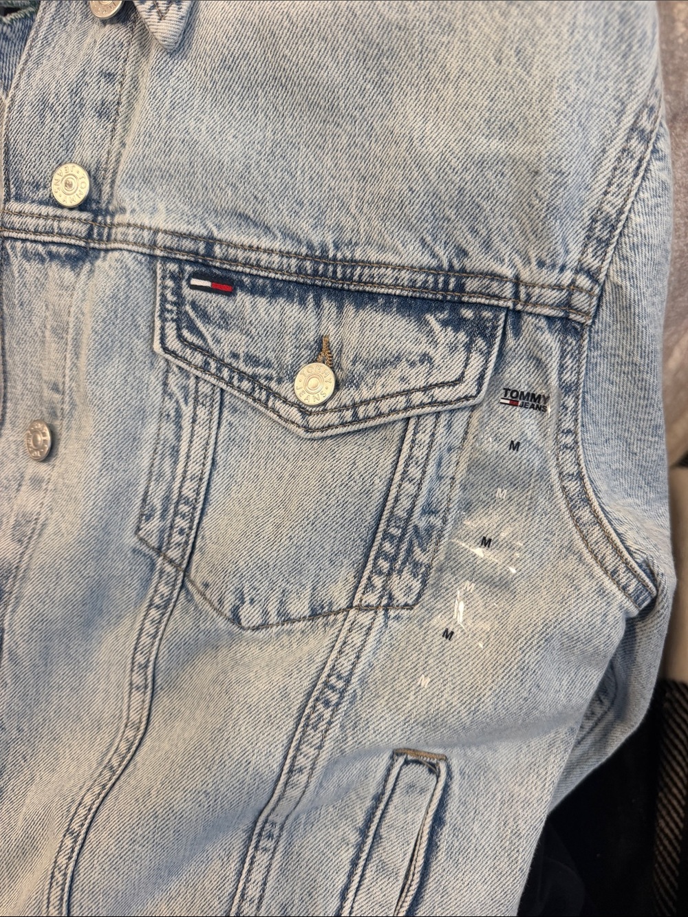 Tommy Hilfiger Light Blue Washed Denim Jacket with Red Trim - Picture 4 of 4